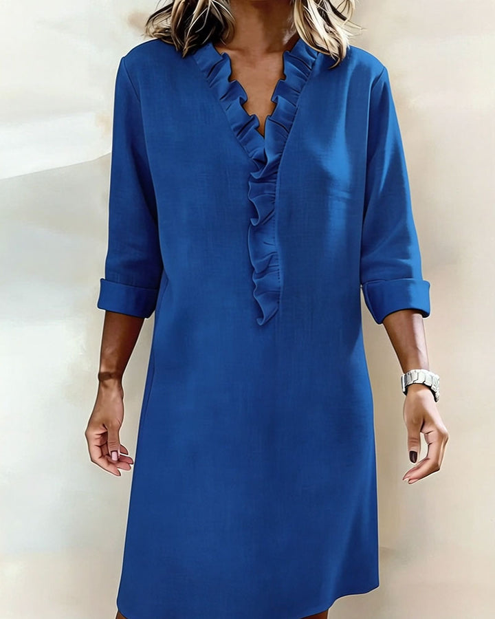 Robe printanière femme, col V, volants, coupe droite, tenue élégante et décontractée.