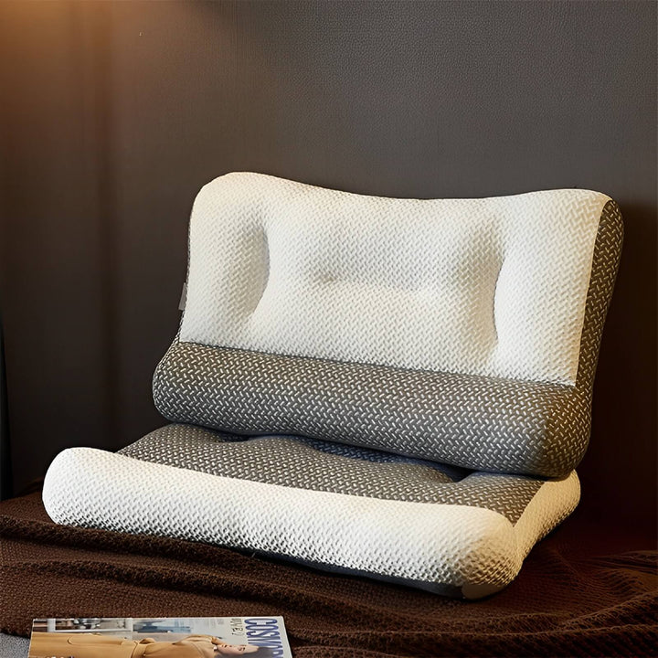 Coussin orthopédique gris pour un sommeil réparateur. Offre un confort optimal et réduit les douleurs de la nuque.