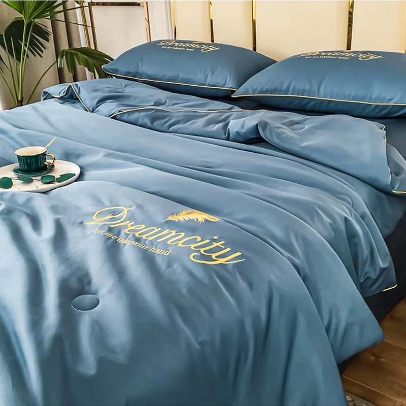 La couette légère en soie glacée procure un sommeil réparateur et frais tout l'été.