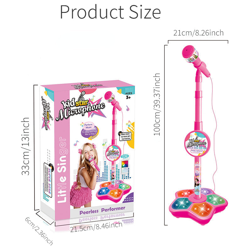 Enfant heureux chantant avec le microphone karaoké StarSound et son trépied ajustable.