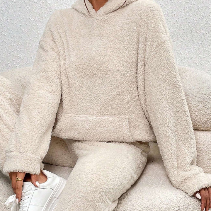 Pyjama unisexe LuxeCuddle en teddy doux avec capuche, parfait pour l'hiver et la détente.