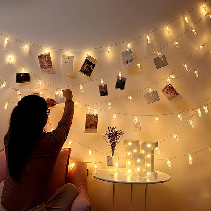 Guirlande lumineuse LED avec 20 clips photo pour afficher souvenirs et décorer une chambre.