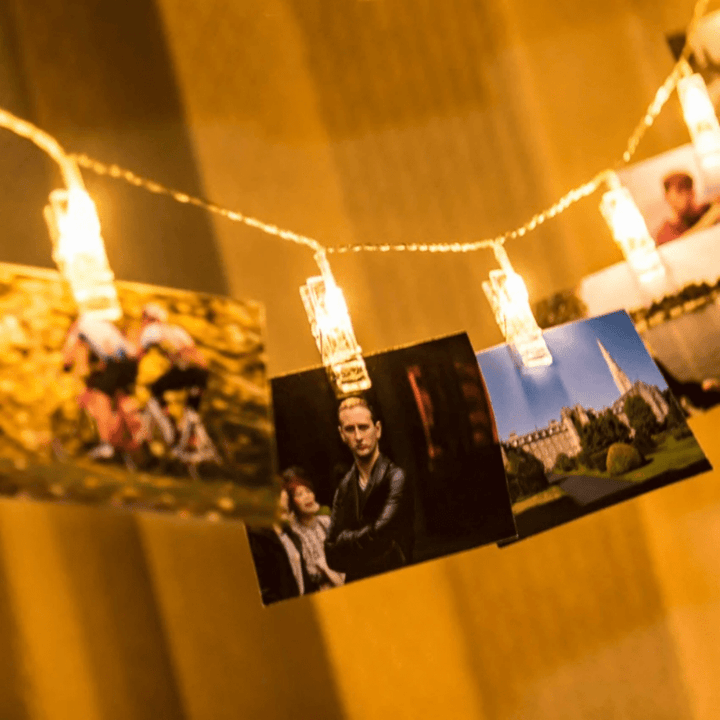 Guirlande lumineuse LED sans fil à piles avec clips photo pour une décoration flexible et tendance.