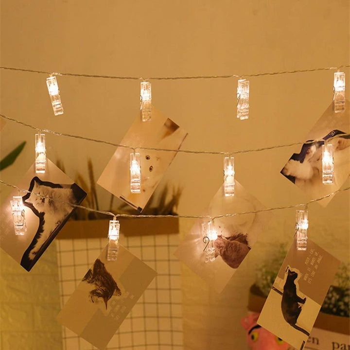 Illuminez vos souvenirs avec cette guirlande lumineuse LED à clips photo, parfaite pour la déco chambre.