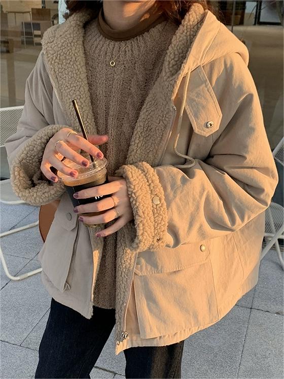 Parka réversible femme kaki, chaude et élégante. Idéale comme manteau d'hiver confortable pour elle, style décontracté.