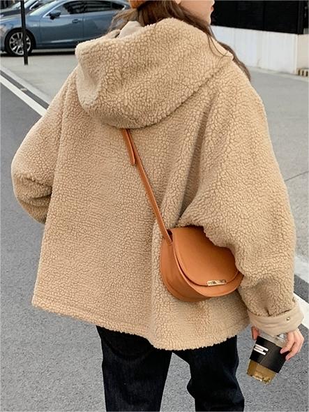 Parka femme élégante, un vêtement d'extérieur chaud et confortable. Cette veste hiver assure style et protection féminine.