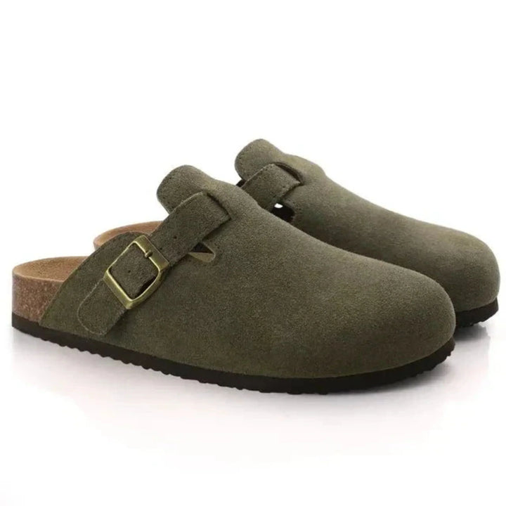 Mules homme modernes, confort et élégance assurés. Sandales décontractées parfaites pour l'été et le quotidien.