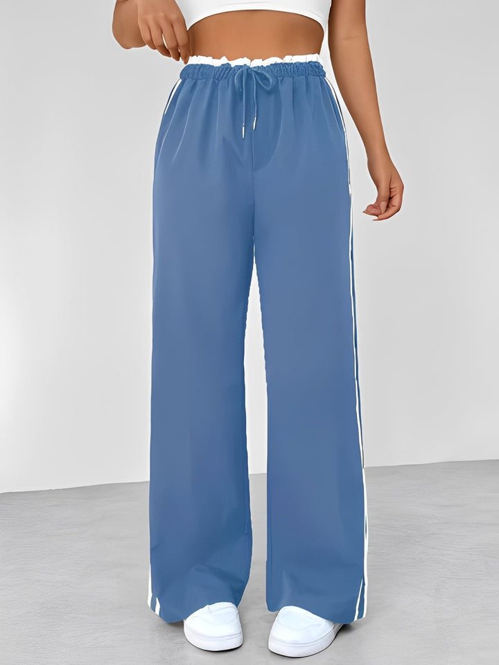 Pantalon femme coupe droite décontractée, style streetwear urbain tendance, confort loisirs assuré.