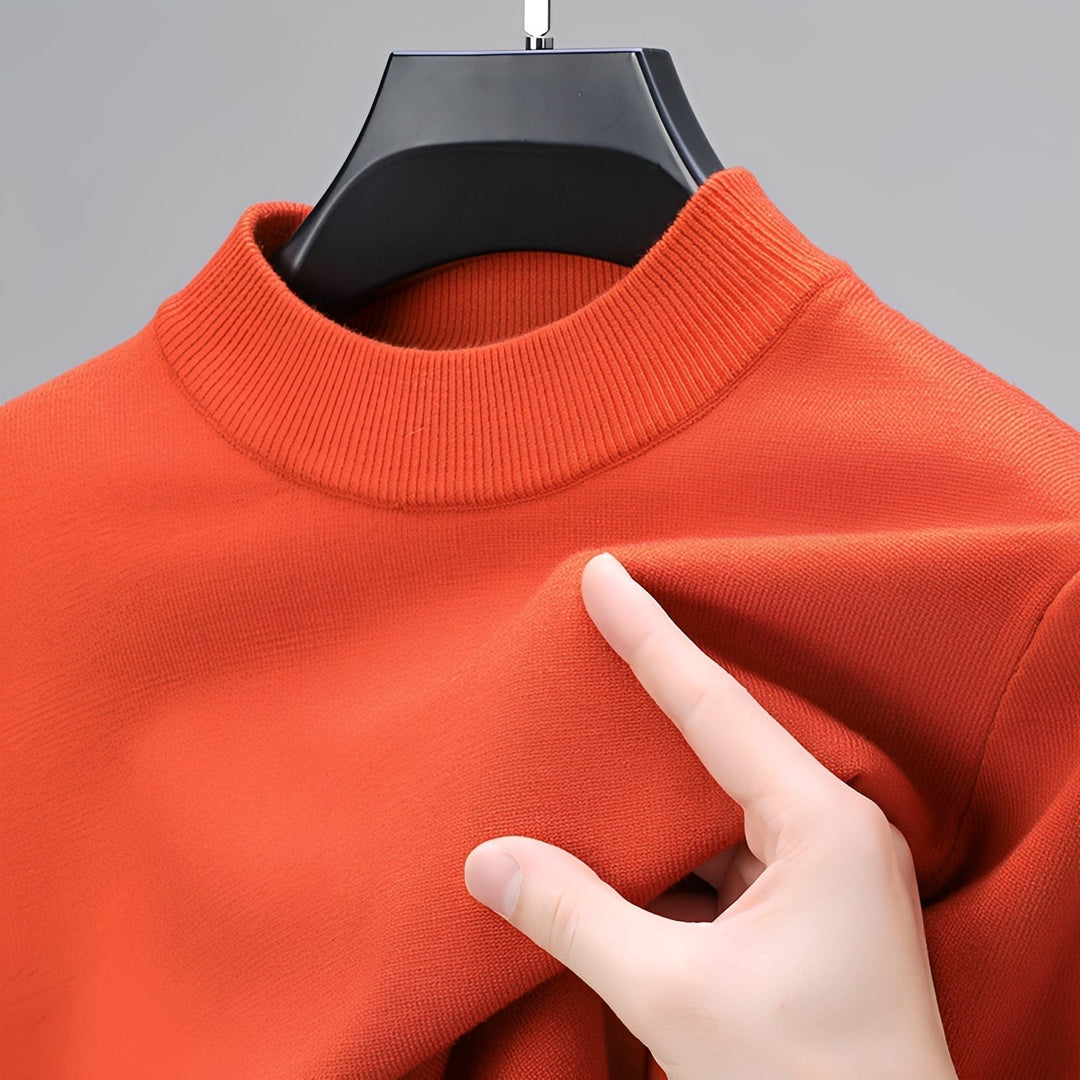 Pull homme gris chiné, moderne et décontracté. Un chandail confortable essentiel pour les saisons froides.