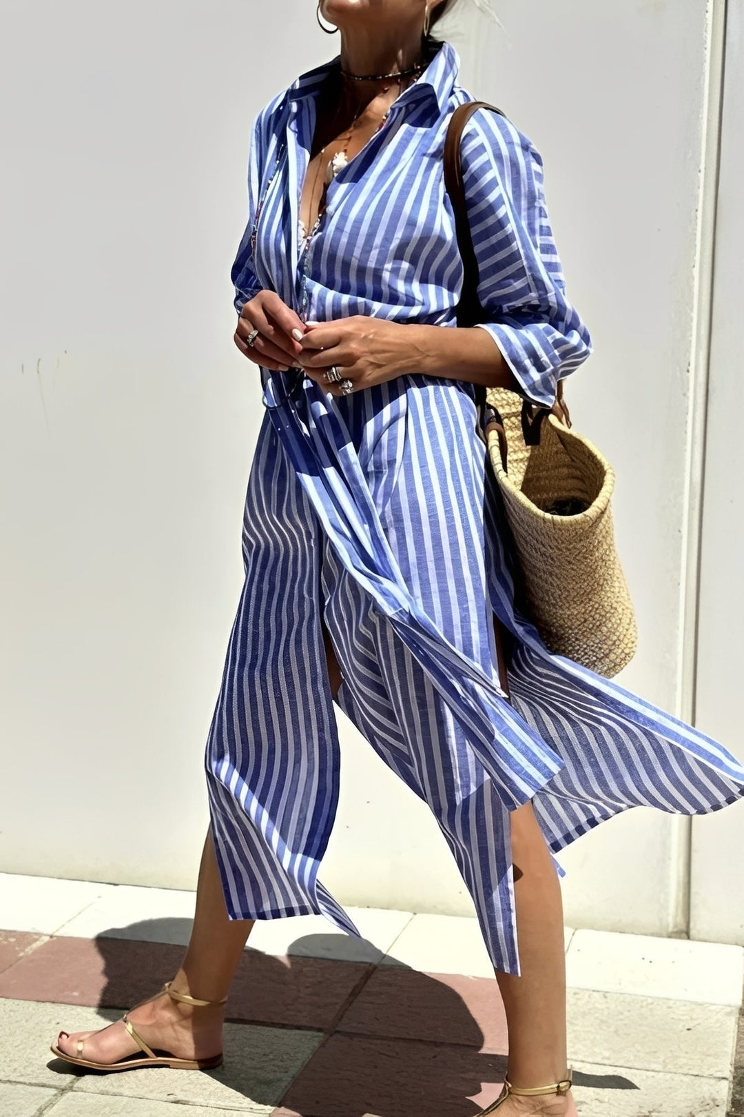 Robe midi rayée femme, style chemise, tissu fluide confortable, look élégant et décontracté.