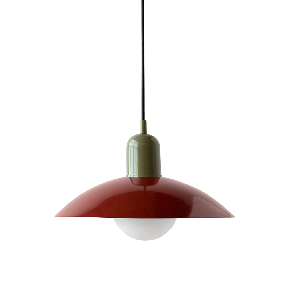 Vue d'ensemble: lampe suspendue Macaron, point focal dans une cuisine scandinave moderne.