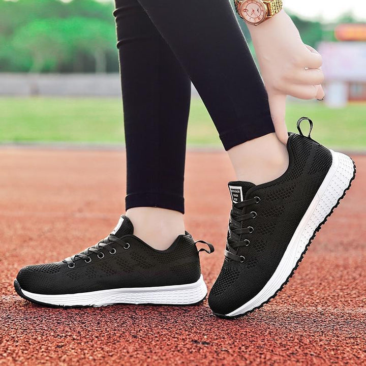 Gros plan sur le tissu respirant des chaussures de marche femme, aération optimale.