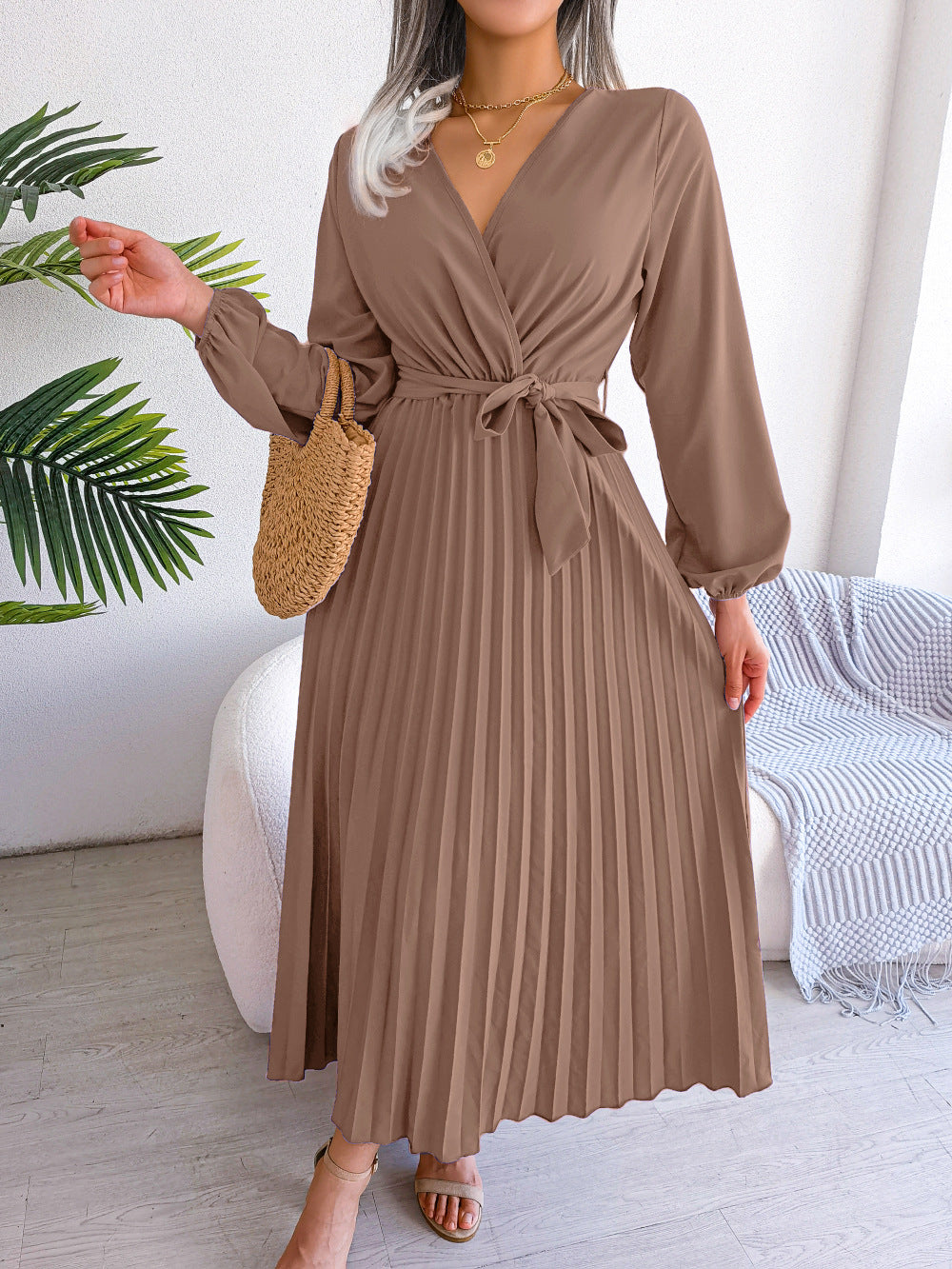 Robe de cérémonie plissée, longueur maxi, dotée d'une ceinture, pour un look féminin et sophistiqué.