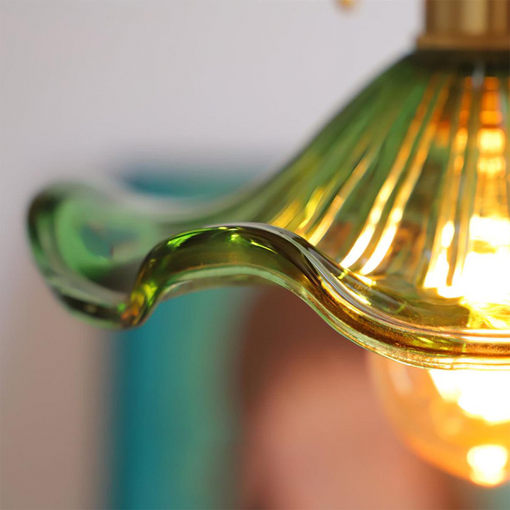 Suspension LED en verre dépoli, motif fleur, pour une décoration intérieure moderne.