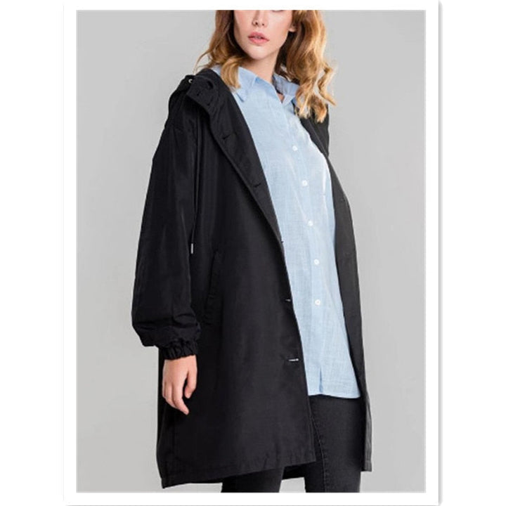 Manteau de pluie femme élégant et fonctionnel, un essentiel chic pour toute garde-robe, grandes tailles incluses.