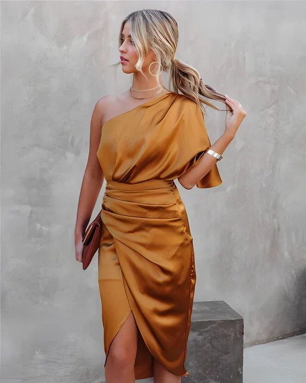 Robe en soie Celina pour femme, parfaite pour une soirée spéciale, un gala ou un grand événement.