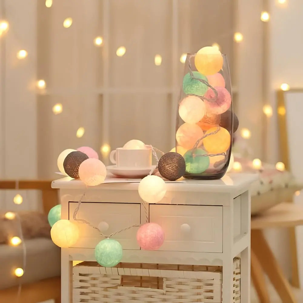 Guirlande lumineuse à boules de coton LED blanc chaud, idéale pour la chambre.