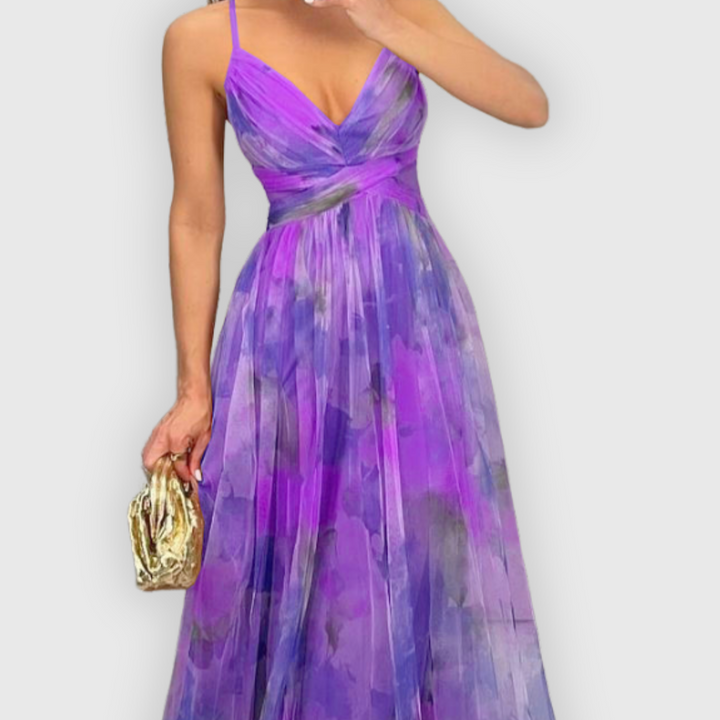 Gros plan sur le tissu de la robe maxi Dora femme, motif floral délicat, texture fluide et légère.