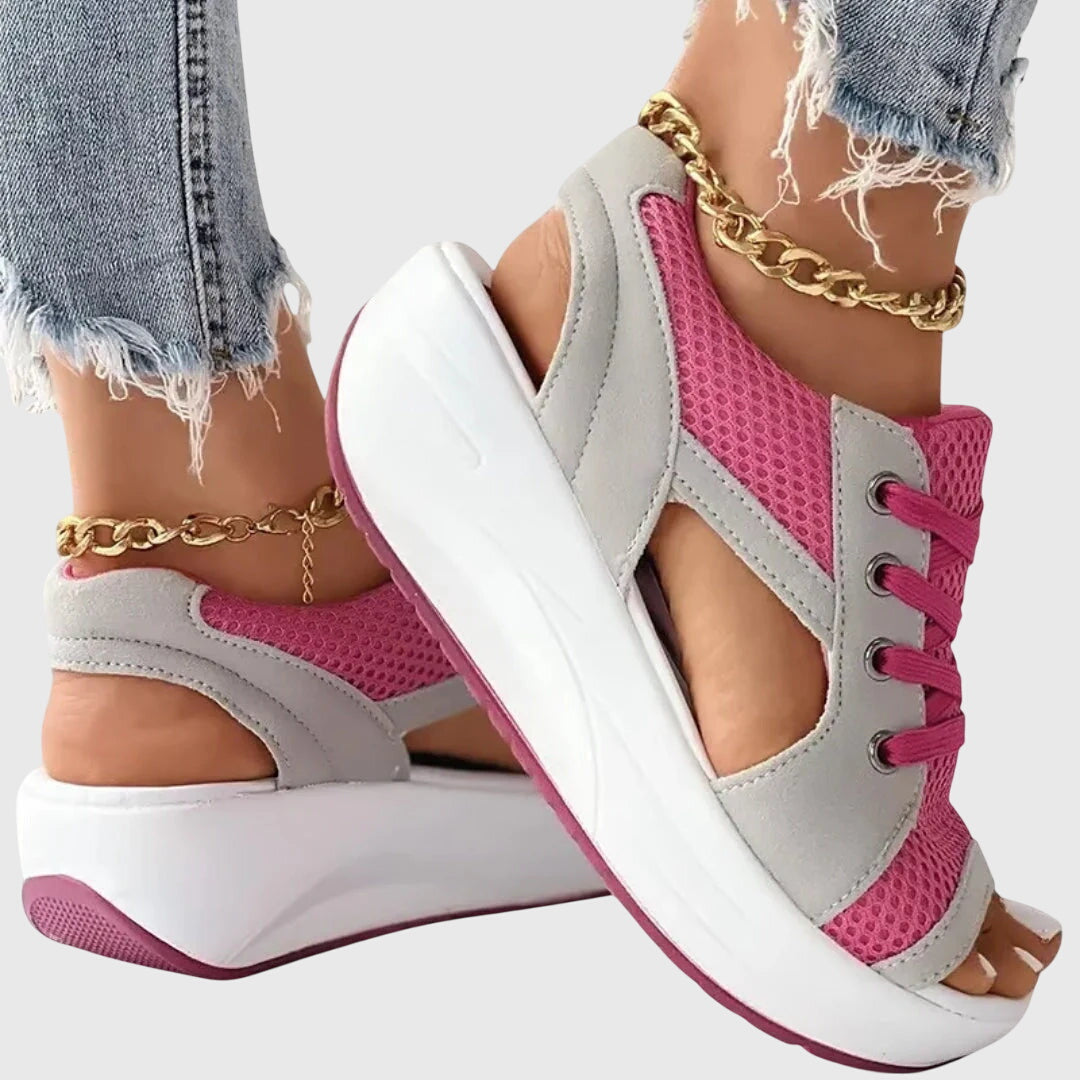 Paire de sandales compensées femme avec bout ouvert, conçues pour l'été, offrant style et légèreté.
