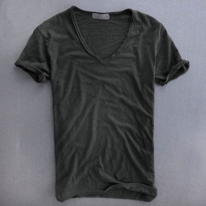 Essentiel T-shirt col V homme Reese, alliant confort et élégance pour une allure décontractée moderne.