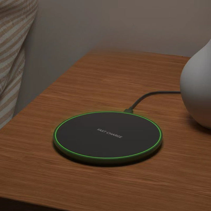 Accessoire de technologie: chargeur sans fil universel rapide pour tous smartphones, gain de place.