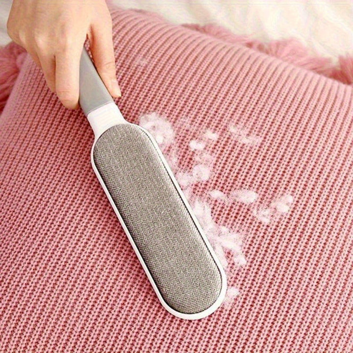 Brosse anti-poils animaux ultra-efficace pour tapis, canapés et textiles. Nettoyage profond garanti.