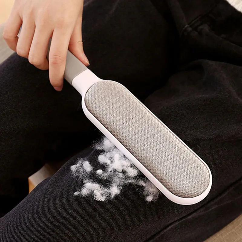 Brosse VelvetTouch polyvalente, idéale pour un nettoyage rapide des vêtements et l'entretien des meubles.