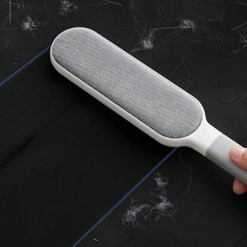 Brosse réutilisable et écologique pour enlever les poils d'animaux des vêtements, canapés et tissus d'ameublement.