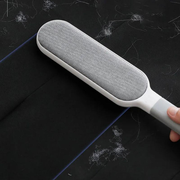 Brosse réutilisable et écologique pour enlever les poils d'animaux des vêtements, canapés et tissus d'ameublement.