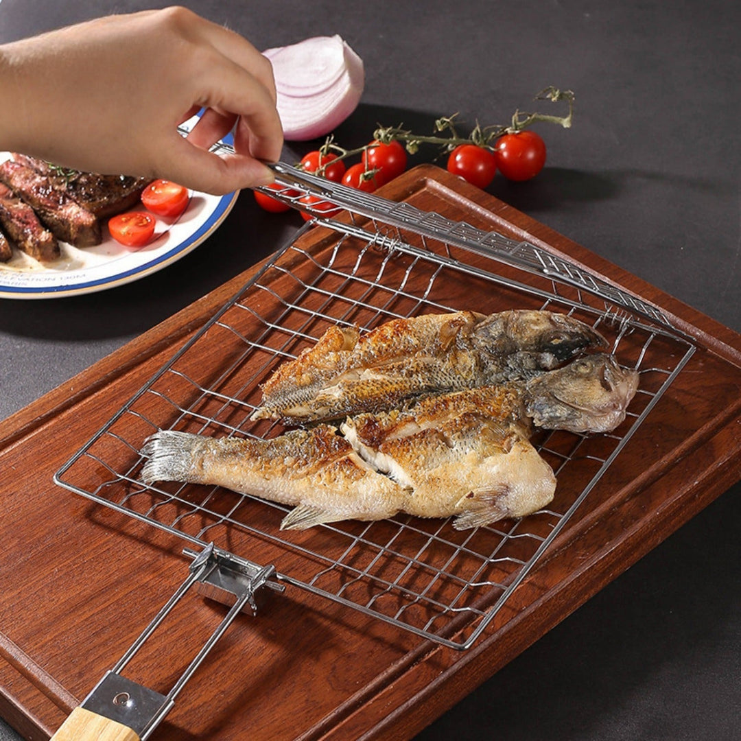 Panier de cuisson en fonte résistant, parfait pour le gril et les repas en extérieur.