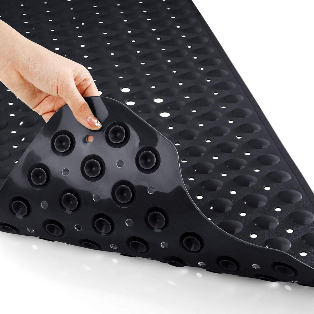 Couverture de baignoire complète avec ce tapis antidérapant extra long, assurant une sécurité maximale sous la douche.