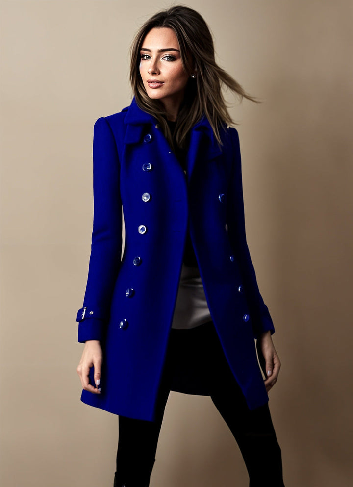 Manteau femme élégant à col classique, coupe chic et polyvalente. Idéal pour automne/hiver.
