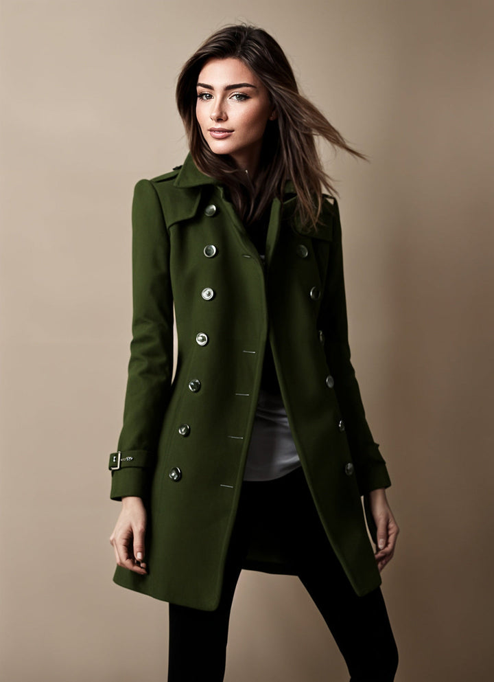 Manteau femme chic à coupe flatteuse, parfait pour mi-saison et hiver. Vêtement élégant et moderne.