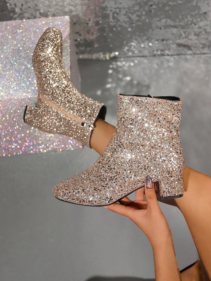 Bottines Marini brillantes pour femmes, bout pointu élégant, idéales pour un look mode hivernal.