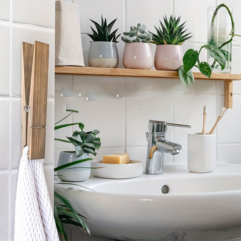 Accessoire de maison élégant : porte-serviettes mural en bois clair, idéal pour une salle de bain épurée.