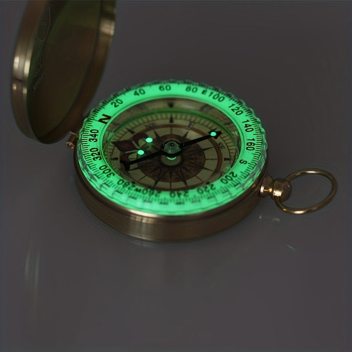 Boussole de randonnée en cuivre, étanche et luminescente pour une orientation fiable en survie.