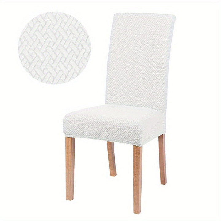 Housse de chaise stretch beige, décorative. Rénovez votre salle à manger avec style et protection durable.