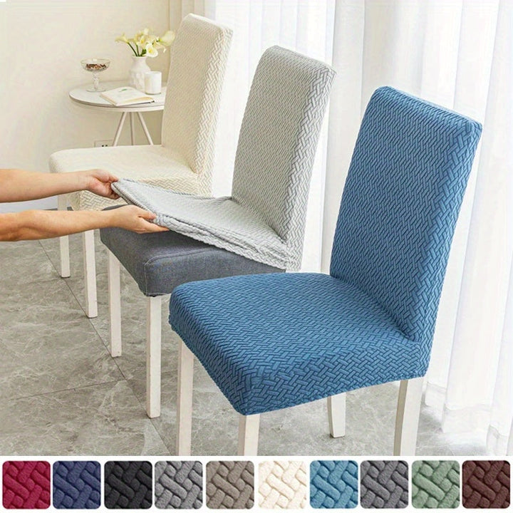 Protection élégante pour chaise, housse extensible jacquard bleue. Rénovation facile de votre ameublement.