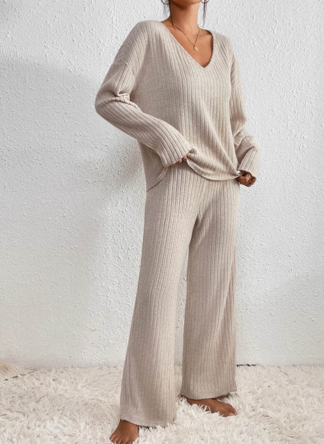 Ensemble maille femme avec pull col V. Pantalon doux et confortable, idéal pour toute occasion.