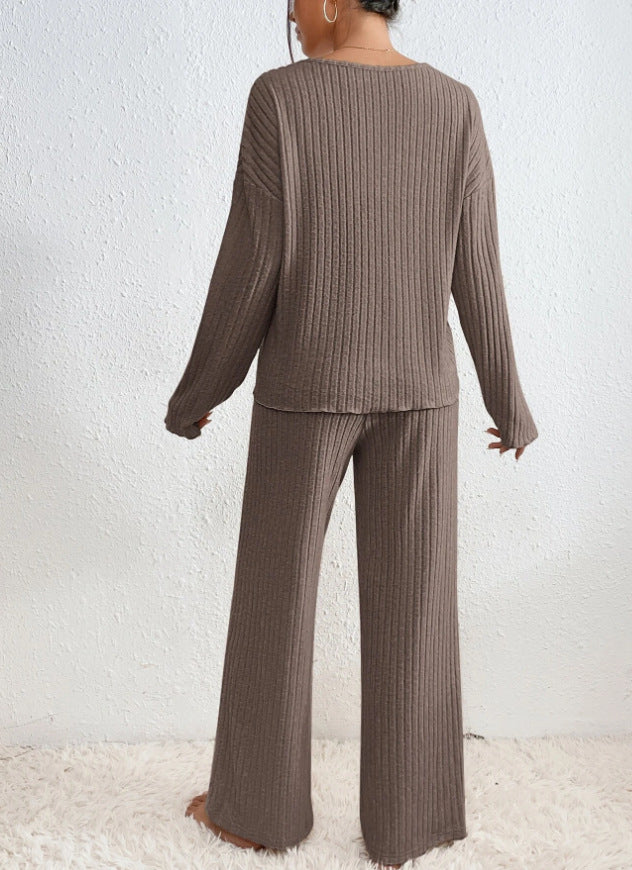 Tenue femme confortable: ensemble pull col V et pantalon doux en maille. Look élégant.