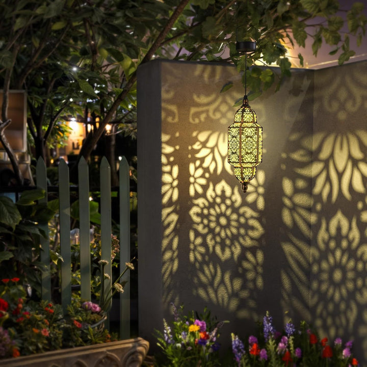 Décoration jardin: Lanterne solaire marocaine suspendue, design floral élégant pour extérieur.