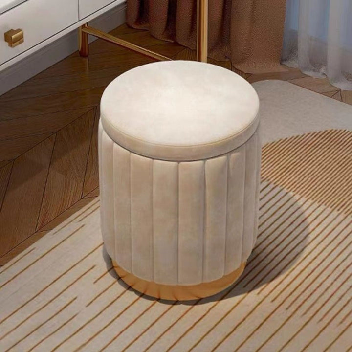 Siège d'appoint rond, avec rangement dissimulé et un dessus miroir pour une touche de chic.