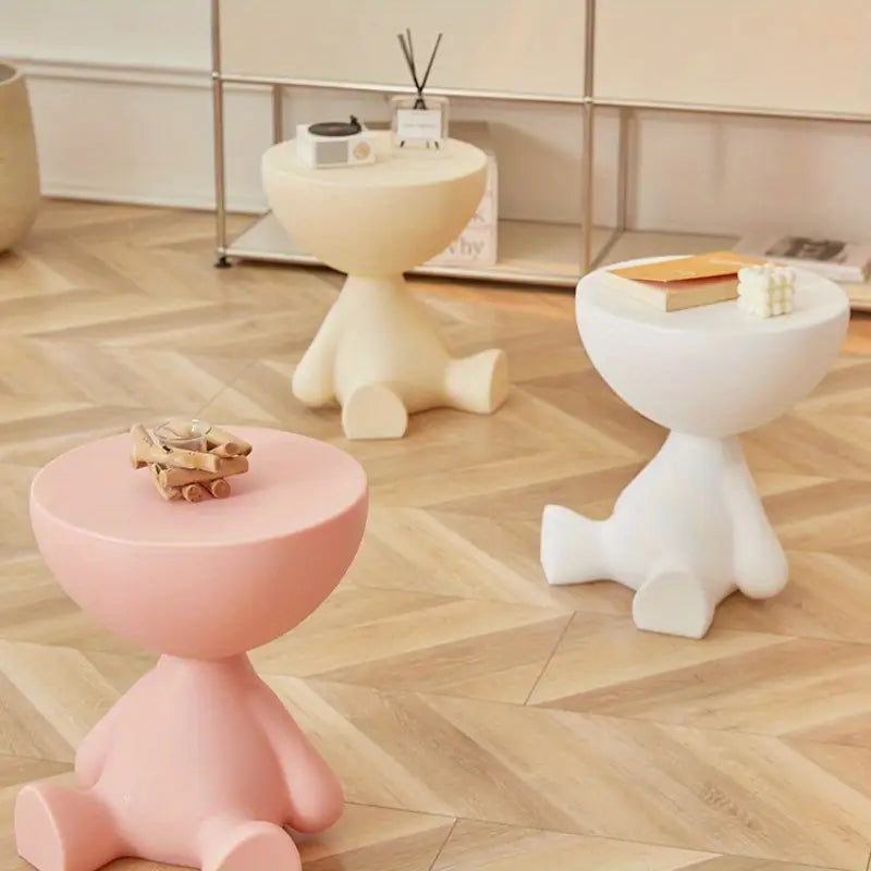 Élégante table de chevet scandinave en plastique, déco moderne, parfaite pour lecture ou café dans la chambre.