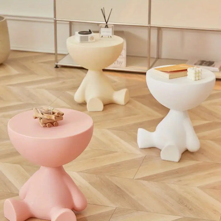 Élégante table de chevet scandinave en plastique, déco moderne, parfaite pour lecture ou café dans la chambre.