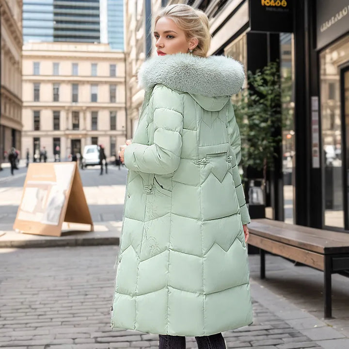 Femme portant un manteau d'hiver long et slim, élégant, chaud et parfait pour un look chic.