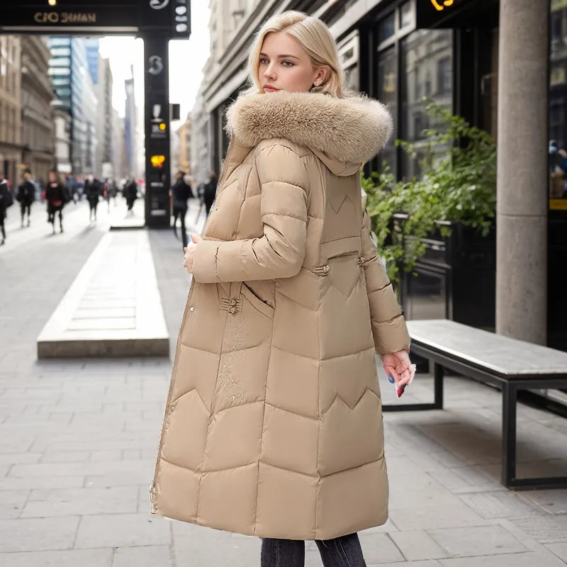 Veste longue femme d'hiver, coupe slim élégante, idéale pour un look chic et tendance.