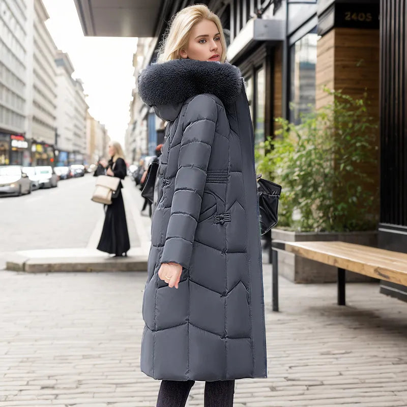 Manteau femme long slim, design épuré, élégant et chaud, parfait pour un look hivernal chic.