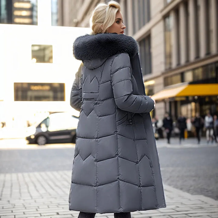 Femme en manteau d'hiver élégant, long et slim. Veste chic pour une mode sophistiquée.