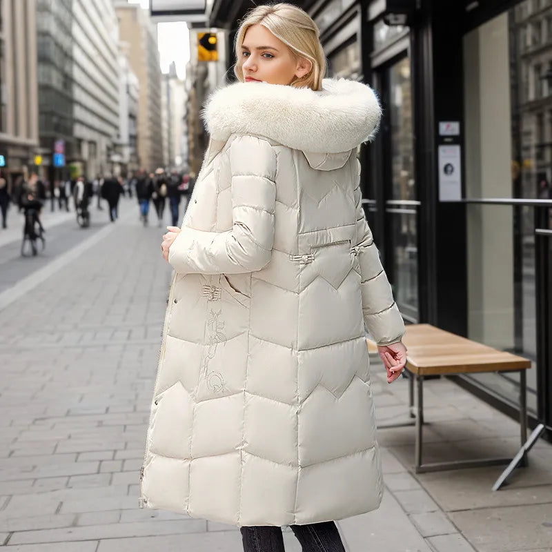 Femme en manteau slim long d'hiver, élégance intemporelle, veste mode chic et confortable.