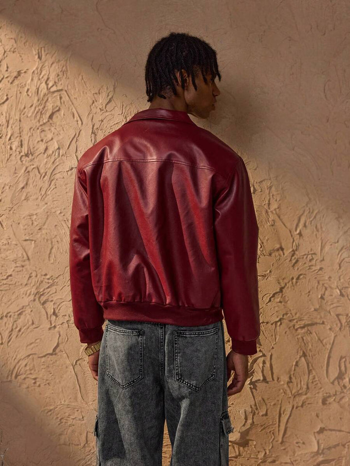 Veste rouge zippée pour homme, coupe moderne et style urbain. Confortable et polyvalente.
